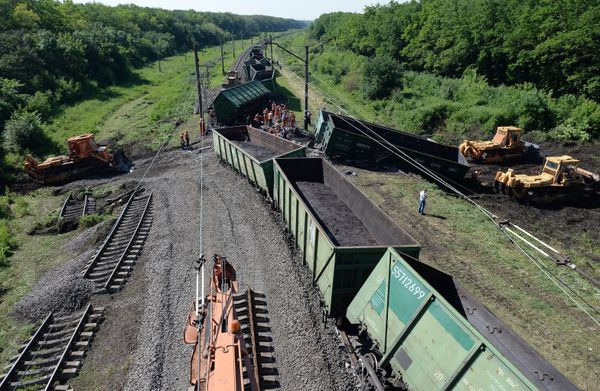 Вагоны грузового поезда сошли с рельсов при подрыве на Донецкой железной дороге Вагоны грузового поезда сошли с рельсов при подрыве на Донецкой железной дороге