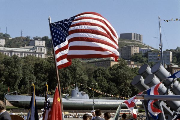 Флаг и техника США на набережной Владивостока во время визита кораблей ВМС США в Приморский край