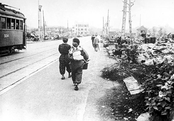 Токио после бомбежки 1945 года Токио после бомбежки 1945 года