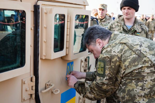 Президент Украины П.Порошенко встретил первый самолет ВВС США с американскими бронеавтомобилями Президент Украины П.Порошенко встретил первый самолет ВВС США с американскими бронеавтомобилями