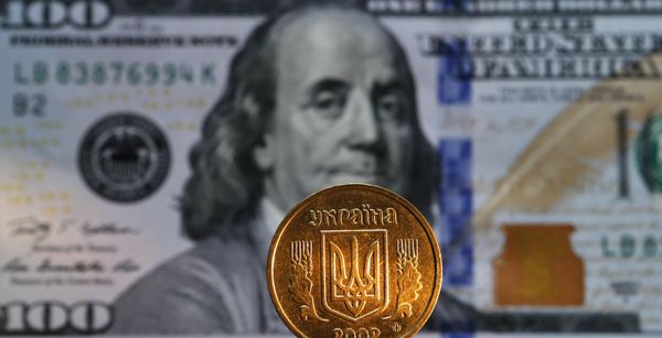 Денежные купюры и монеты США и Украины