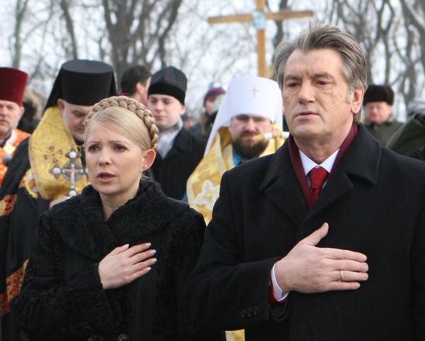 Церемония возложения цветов к памятному знаку Героям Крут на Аскольдовой могиле Церемония возложения цветов к памятному знаку Героям Крут на Аскольдовой могиле