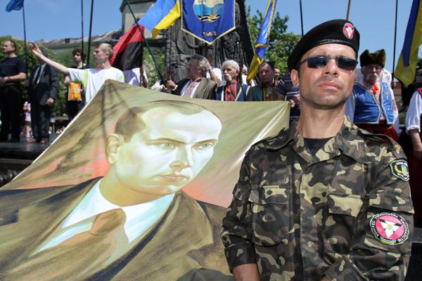 Представитель Конгресса украинских националистов с портретом Степана Бандеры Представитель Конгресса украинских националистов с портретом Степана Бандеры