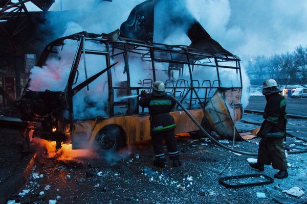 Последствия обстрела автостанции в Донецке