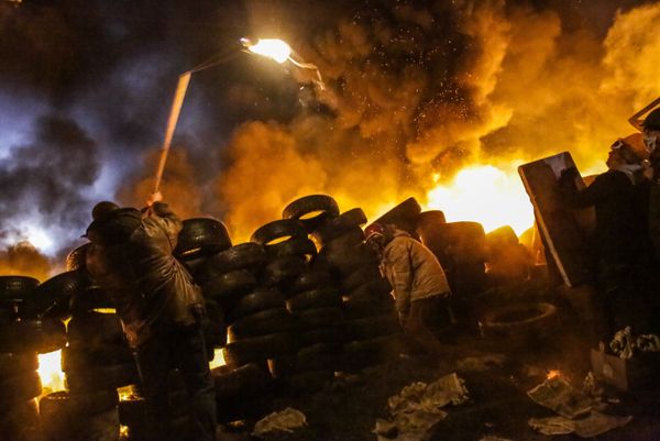 Столкновения протестующих с милицией в центре Киева Столкновения протестующих с милицией в центре Киева