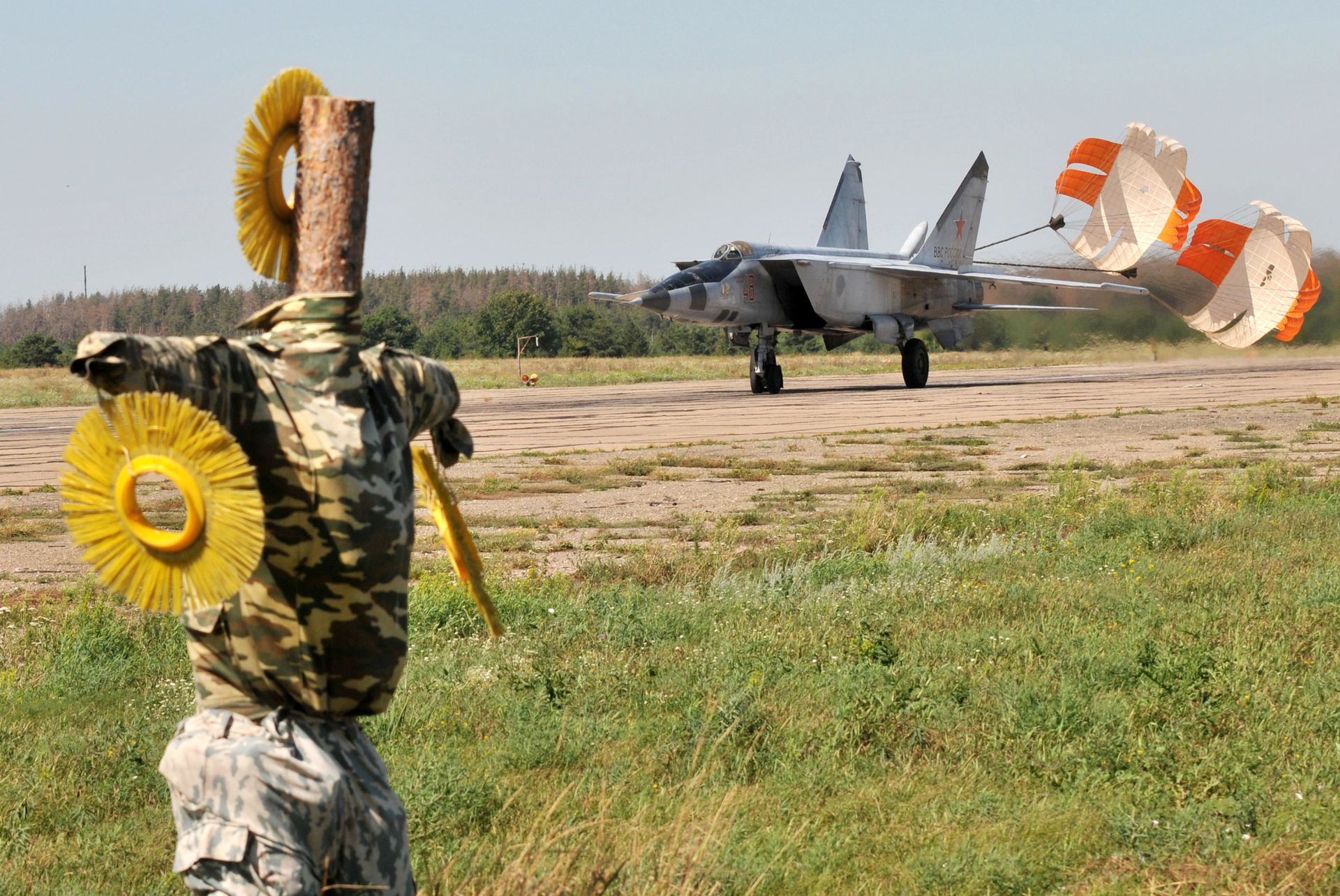 МИГ-25РБ заходит на посадку на взлётно-посадочную полосу на военной авиабазе аэродрома Балтимор в Воронежской области - РИА Новости, 1920, 05.09.2026