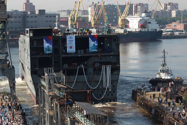 Спуск на воду кормовой части для первого вертолетоносца Мистраль Спуск на воду кормовой части для первого вертолетоносца Мистраль