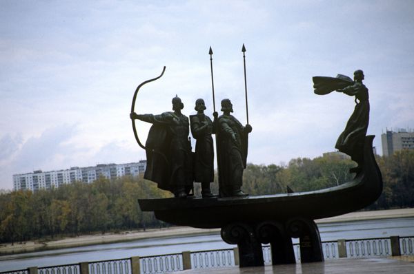 Памятник основателям города братьям Кию, Щеку, Хориву и их сестре Лыбеди