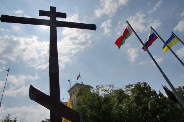Установка Православного креста погибшим воинам в Севастополе