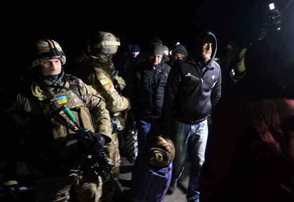 Обмен пленными между ополченцами ДНР, ЛНР и украинскими силовикам