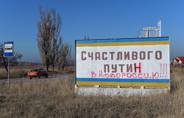 Эксперты ОБСЕ осматривают место крушения малазийского самолета Эксперты ОБСЕ осматривают место крушения малазийского самолета