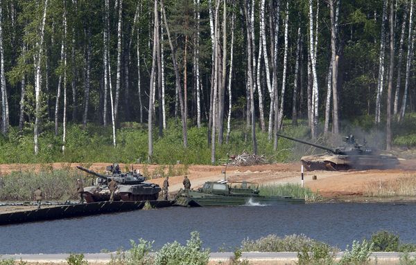 Показ техники в рамках подготовки к международному форуму Армия-2015 Показ техники в рамках подготовки к международному форуму Армия-2015