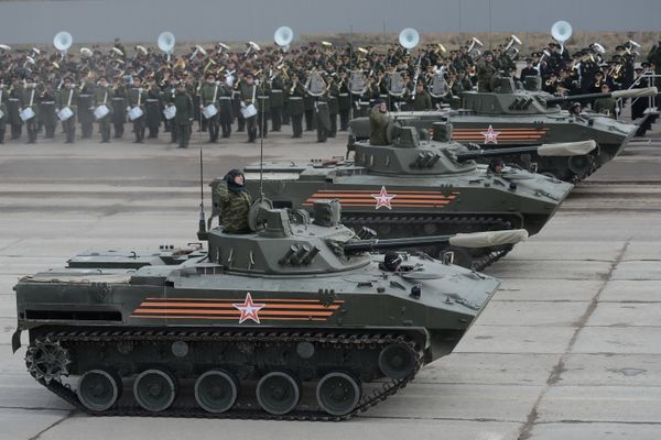 Совместная тренировка пеших и механизированных колонн к Параду Победы Совместная тренировка пеших и механизированных колонн к Параду Победы