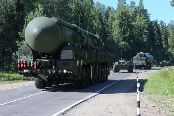 С. Шойгу проинспектировал Тейковский дивизион с ракетным комплексом (ПГРК) Ярс С. Шойгу проинспектировал Тейковский дивизион с ракетным комплексом (ПГРК) Ярс