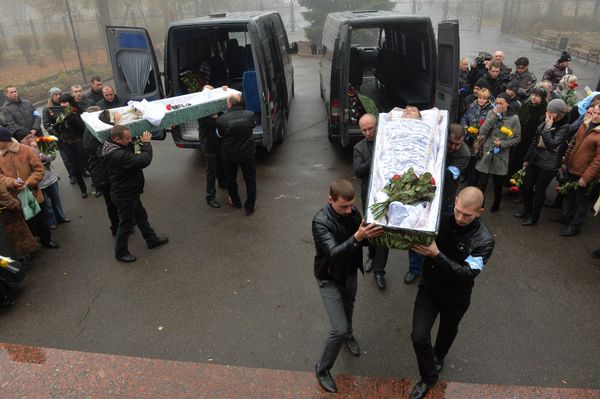 Прощание со школьниками, погибшими при артобстреле школы в Донецке Прощание со школьниками, погибшими при артобстреле школы в Донецке