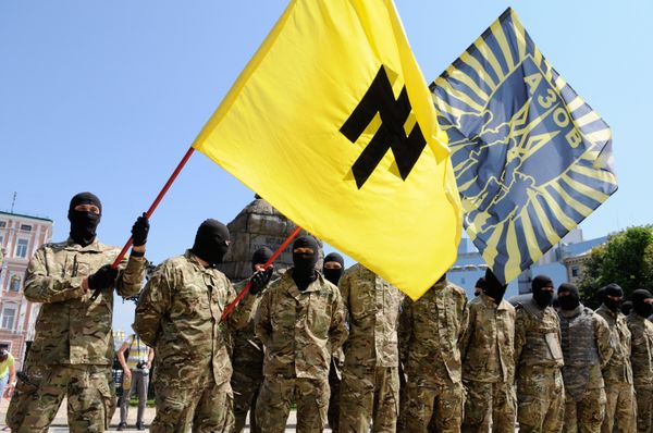 Бойцы батальона “Азов” приняли присягу в Киеве перед отправкой на Донбасс Бойцы батальона “Азов” приняли присягу в Киеве перед отправкой на Донбасс