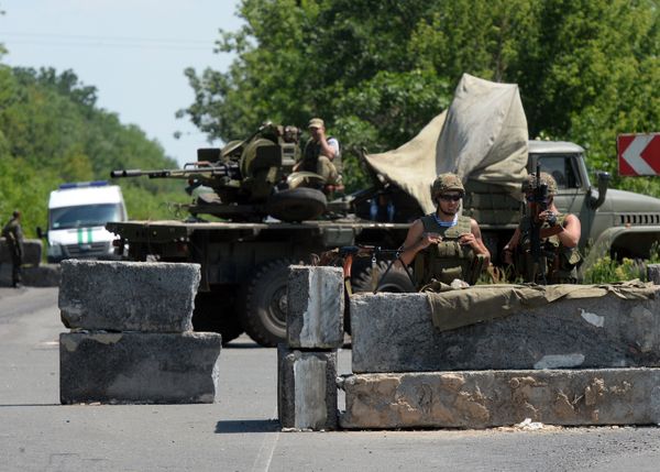 Блокпост украинских военных в населенном пункте Амвросиевка Донецкой области