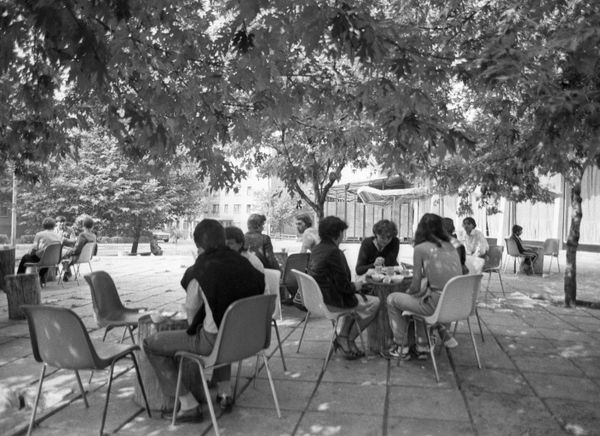 Посетители уличного кафе