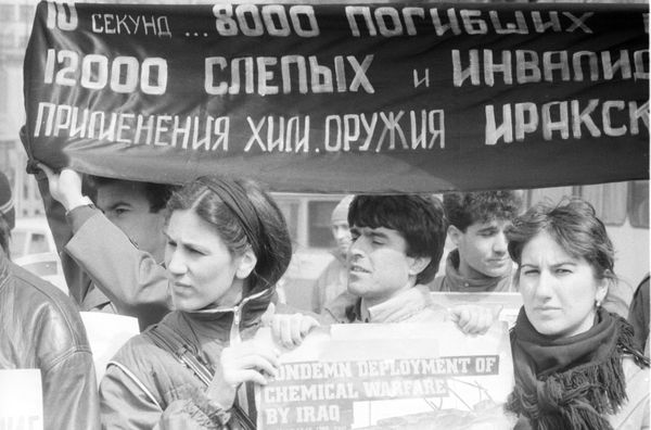 Демонстрация курдов против применения химического оружия