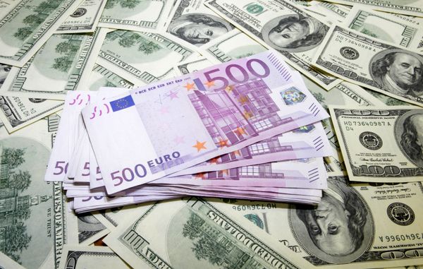 Денежные купюры и монеты разных стран Денежные купюры и монеты разных стран