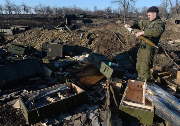 Разрушенный укрепрайон украинских силовиков на окраине города Дебальцево Разрушенный укрепрайон украинских силовиков на окраине города Дебальцево