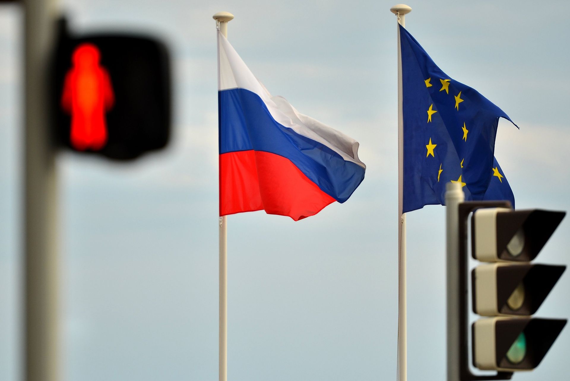 Флаги России, ЕС, Франции и герб Ниццы на набережной Ниццы - РИА Новости, 1920, 03.03.2022