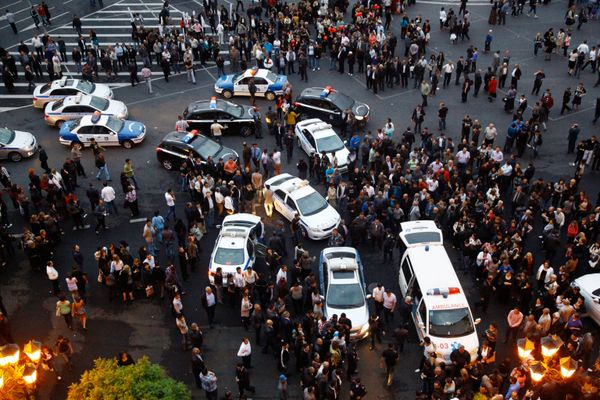 Взрыв шаров с газом на митинге в Ереване