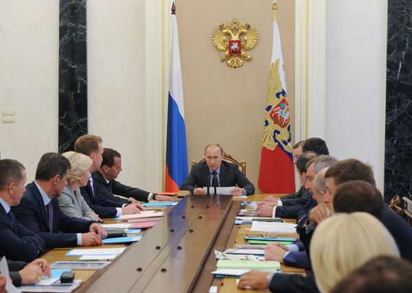 Президент РФ В.Путин провел совещание с членами правительства РФ