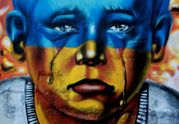 Граффити против войны на Украине появилось на подпорной стене во Владивостоке