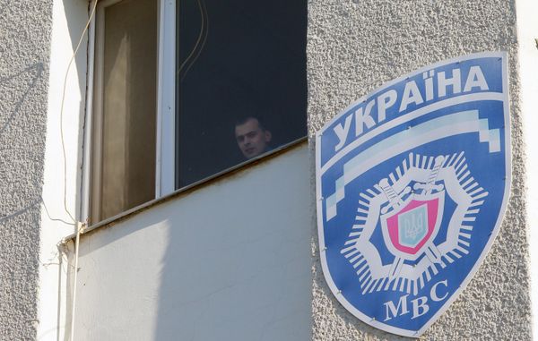Митинг сторонников федерализации у здания ГУ МВД в Луганске