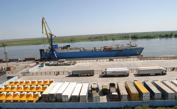 Контейнерный терминал порта Оля Астраханской области