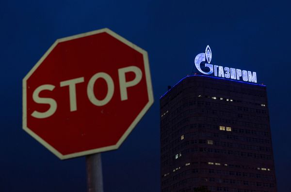 Логотип компании Газпром на административном здании в Москве