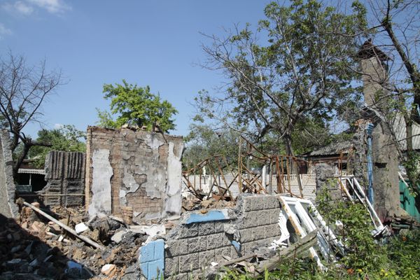 Разрушенные дома в поселке Октябрьском рядом с Донецким аэропортом