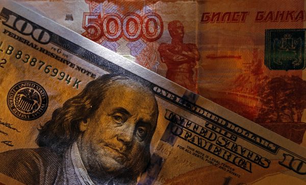 Денежные купюры США и России Денежные купюры США и России