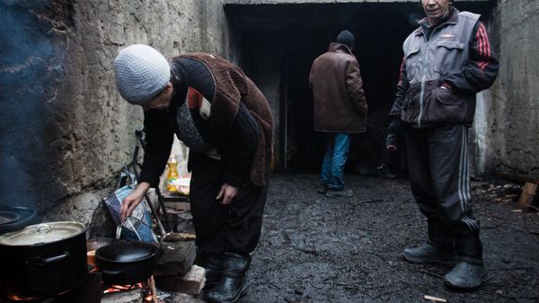 Жители поселка Марьинка Донецкой области в бомбоубежище