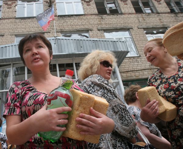Раздача гуманитарной помощи в Донецке