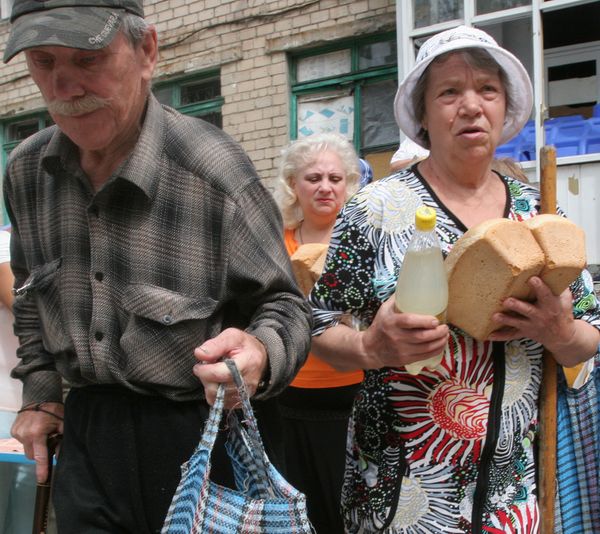 Раздача гуманитарной помощи в Донецке