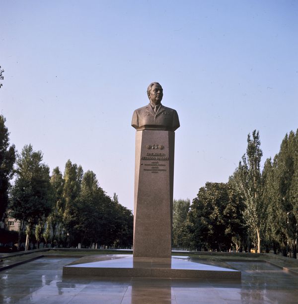 Бронзовый бюст Генерального секретаря ЦК КПСС, Председателя Президиума Верховного Совета СССР Л.И. Брежнева в Днепродзержинске Бронзовый бюст Генерального секретаря ЦК КПСС, Председателя Президиума Верховного Совета СССР Л.И. Брежнева в Днепродзержинске