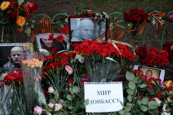 Цветы и свечи у посольства Украины в Москве в память об убитом в Киеве журналисте О.Бузине. Цветы и свечи у посольства Украины в Москве в память об убитом в Киеве журналисте О.Бузине.