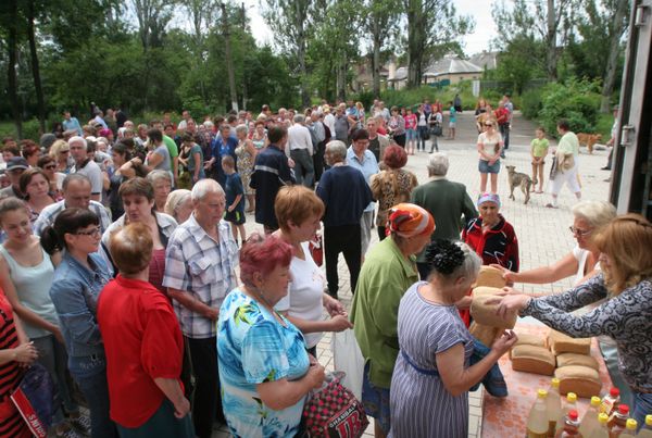 Раздача гуманитарной помощи в Донецке