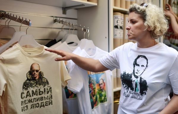 Футболки Все путем с изображением Путина поступили в продажу в Москве