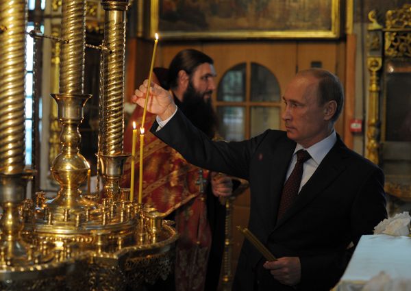 В.Путин посетил церковь Троицы Живоначальной на Воробьевых горах