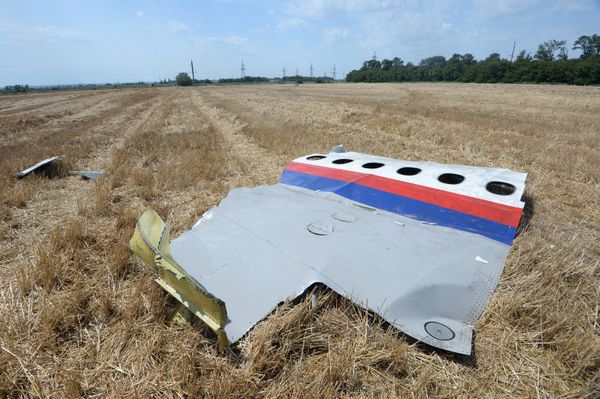 Сотрудники миссии ОБСЕ и эксперты работают на месте крушения малайзийского Boeing 777