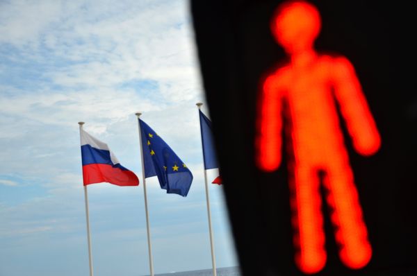 Флаги России, ЕС, Франции и герб Ниццы на набережной Ниццы
