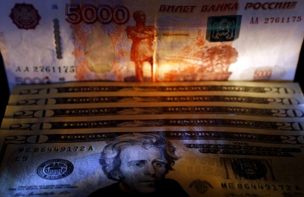 Денежные купюры США и России