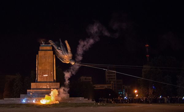 В Харькове снесли памятник Ленину В Харькове снесли памятник Ленину