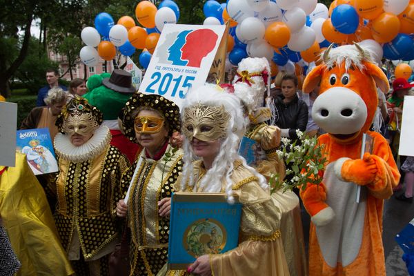 Карнавальное шествие в Петергофе в честь Дня города Карнавальное шествие в Петергофе в честь Дня города