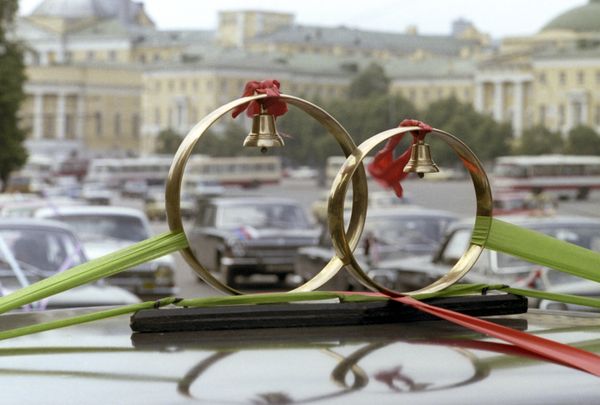 Свадебные кольца на автомобиле