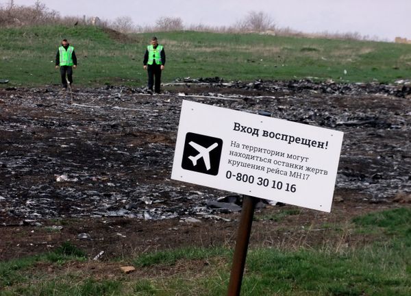 Эксперты из Нидерландов и Малайзии посетили место крушения Боинга в Донецкой области Эксперты из Нидерландов и Малайзии посетили место крушения Боинга в Донецкой области