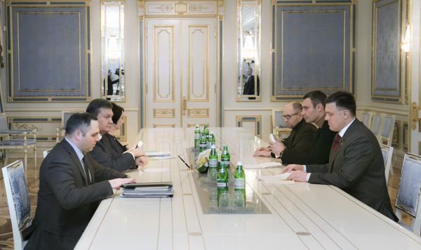 В.Янукович встретился с лидерами оппозиции в Киеве В.Янукович встретился с лидерами оппозиции в Киеве